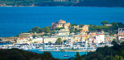 Luftaufnahme des Dorfes Saint Florent, Korsika. Hafenboote und Häuser. Saint-Florent oder San...