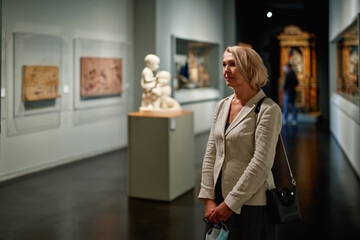 Fototapeta na wymiar women in the museum looks at art exhibitions
