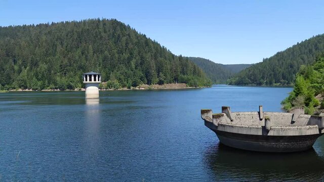 Schwenk &uuml;ber die Talsperre Kleine Kinzig bei Alpirsbach im Schwarzwald, Deutschland - aufgenommen vom Staudamm, startend am &Uuml;berlauf