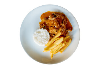 Prato de picadinho de carne com arroz e batata frita