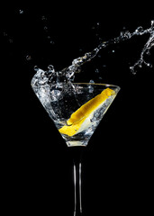 cocktail con limone splash fotografia  