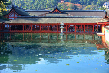海面に写る厳島神社