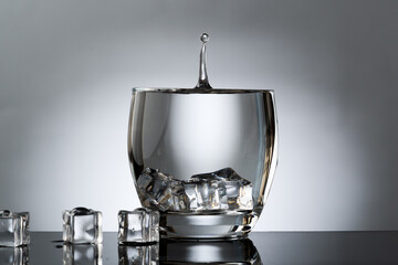 foto splash acqua su bicchiere trasparente