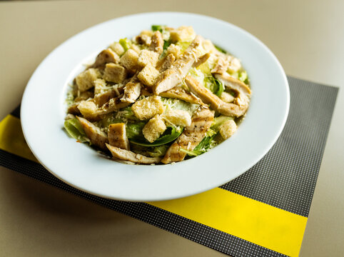 Cisar Salad (salada de frango com alface e croutons)