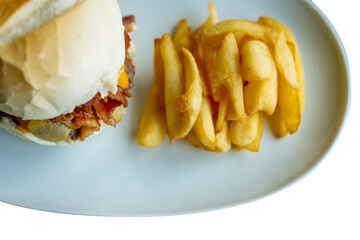 Sanduíche com batata frita (hamburguer)