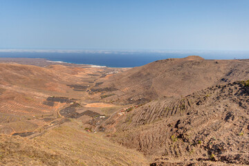 Fototapeta na wymiar Volcanic landscape in Lanzarote, view from the Ermita de las Nieves