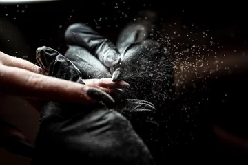 Fotobehang Close up van vrouwelijke handen Manicure meester gebruikt een elektrische nagelmachine om nagel te verwijderen in de spa salon © Надія Коваль