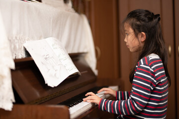 Fototapeta na wymiar ピアノを演奏する少女