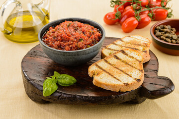 Salsa di pomodoro e pane tostato