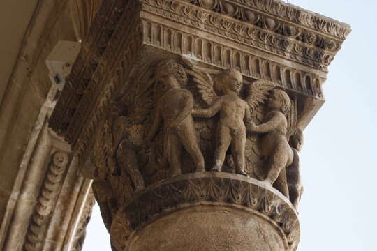 close-up the top of a column with sculpture fragments