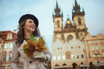 Foto op Plexiglas happy stylish woman in beige trench coat and black beret © Alliance