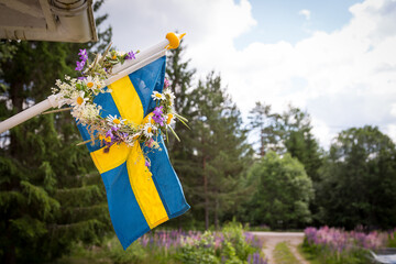 Schwedenflagge mit Blumenkranz