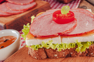 Smoked salami sandwich. Salame Cracóvia - Clouse-up