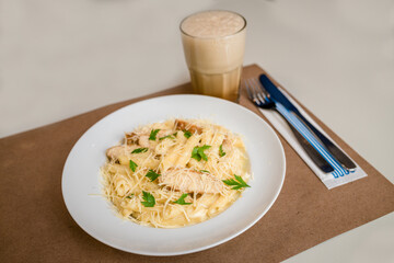 Penne com molho branco e frango
