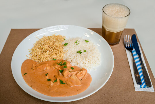 Estrogonofe de frango com arroz e batata palha