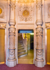 Fototapeta premium San Francisco, CA/USA - 2/1/2020: City of San Francisco Hearst Building, Market and Third