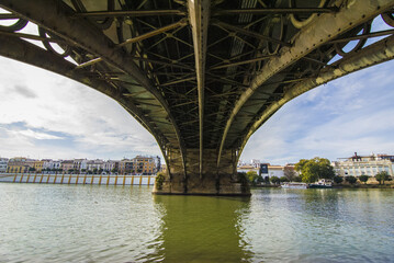 Puente de Triana desde abajo, rio Guadalquivir, Sevilla