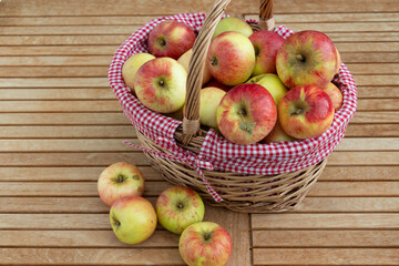 Frische Äpfel im Korb auf einem Gartentisch im Herbst