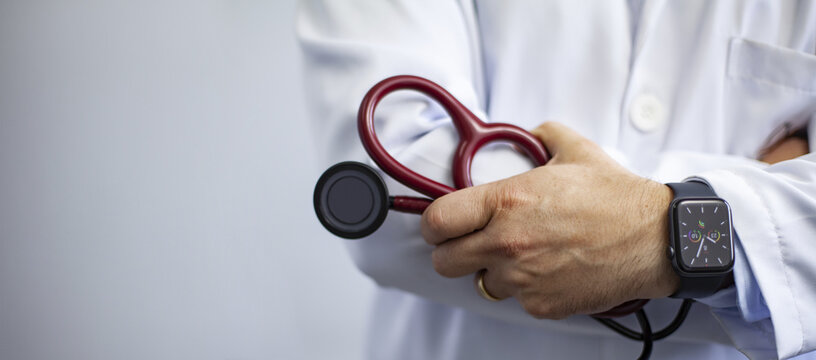 M&eacute;dico com estetosc&oacute;pio na m&atilde;o  clean