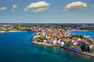Naklejka na ściany i meble Die Altstadt von Porec in Kroatien aus der Luft fotografiert