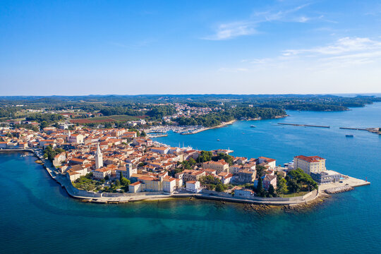 Die Altstadt von Porec in Kroatien aus der Luft fotografiert
