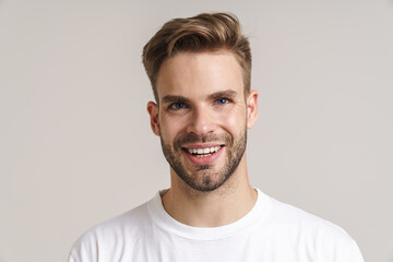 Obraz premium Joyful handsome guy smiling and looking at camera