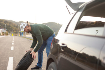 The driver talks on the phone, calls for help on the road. A problem on the trip