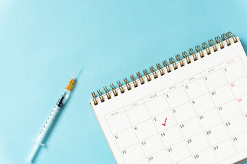 Syringe and calendar. Vaccinations, medicines, vaccines, flu injections, illnesses, outpatients, insulin, etc. 注射器とカレンダー。予防接種、薬、ワクチン、インフルエンザ注射、インスリン、通院など