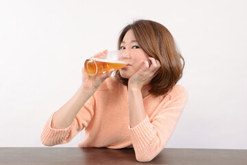 ビールを飲む若い女性