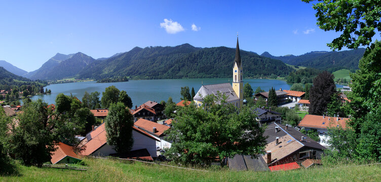Schliersee mit Ort in den Bayerischen Alpen, Landkreis Miesbach, Bayern, Deutschland, Europa, Panorama