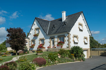 Fototapeta na wymiar Haus mit Blumenschmuck in Pontorson
