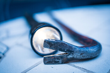 Symbolbild Einbruch, Taschenlampe mit Brechstange