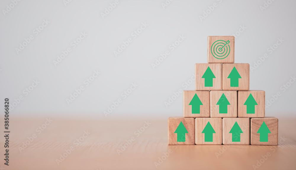 Poster virtual target board and arrow which print screen on wooden cube. business achievement goal and obje