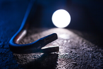 Symbolbild Einbruch, Taschenlampe mit Brechstange