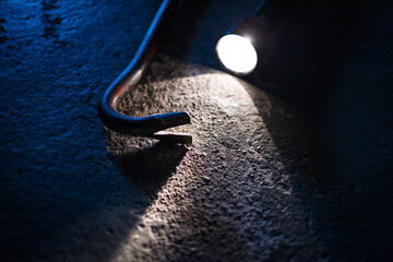 Symbolbild Einbruch, Taschenlampe mit Brechstange