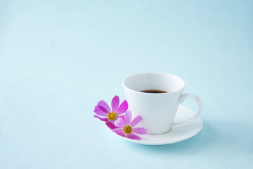 コスモスの花束とコーヒー