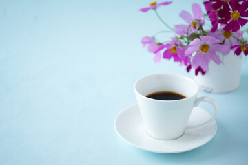 Obraz na płótnie Canvas コスモスの花束とコーヒー