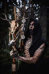 Naklejka premium Sorcerer with marks on his body in the forest