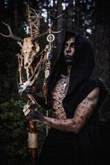 Naklejka premium Sorcerer with marks on his body in the forest