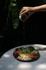 Owner vegetable salad, healthy food, non-toxic tomatoes, cucumbers, lettuce, carrots, purple cabbage, boiled egg, boiled egg, chicken, fried potatoes, fresh shrimp, topped with salad dressing