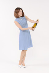 シャンパンボトルの栓を抜く女性