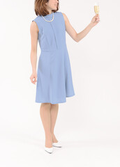 シャンパンを飲む女性