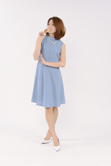 シャンパンを飲む若い女性