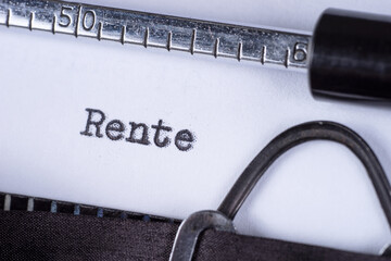 Rente, geschrieben auf einer alten Schreibmaschine