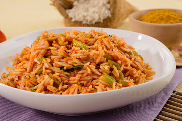 Risotto con verdure, curcuma e pomodoro con ingredienti, close-up, fuoco selettivo