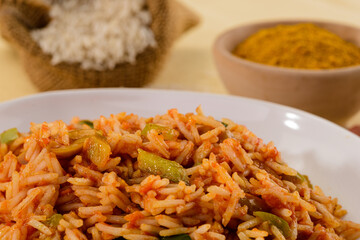 Risotto con verdure, curcuma e pomodoro con ingredienti, close-up, fuoco selettivo