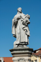 Obraz premium Statue Philipp Benizi auf der Karlsbrücke in Prag