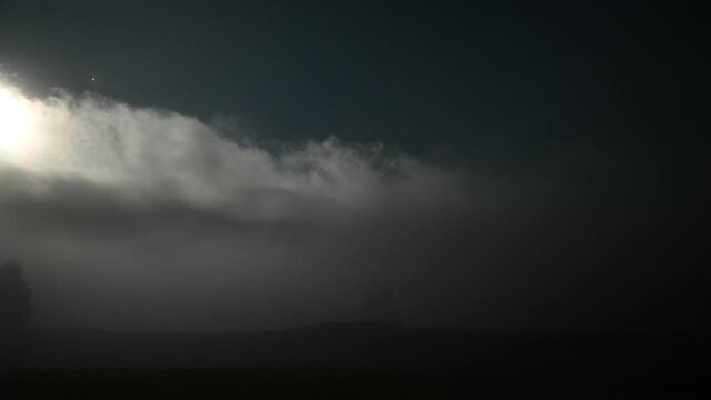 Zeitraffer in den Bergen der Dolomiten. Mystische Nacht- Landschaft mit einem Wolkenwirbel.