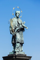 Fototapeta na wymiar Statue Johannes Nepomuk auf der Karksbrücke in Prag