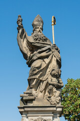 Statue Augustinus von Hippo auf der Karlsbrücke in Prag